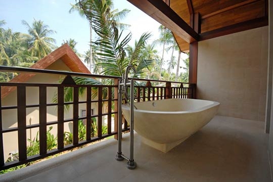 Balcony Bathtub - Master Bedroom